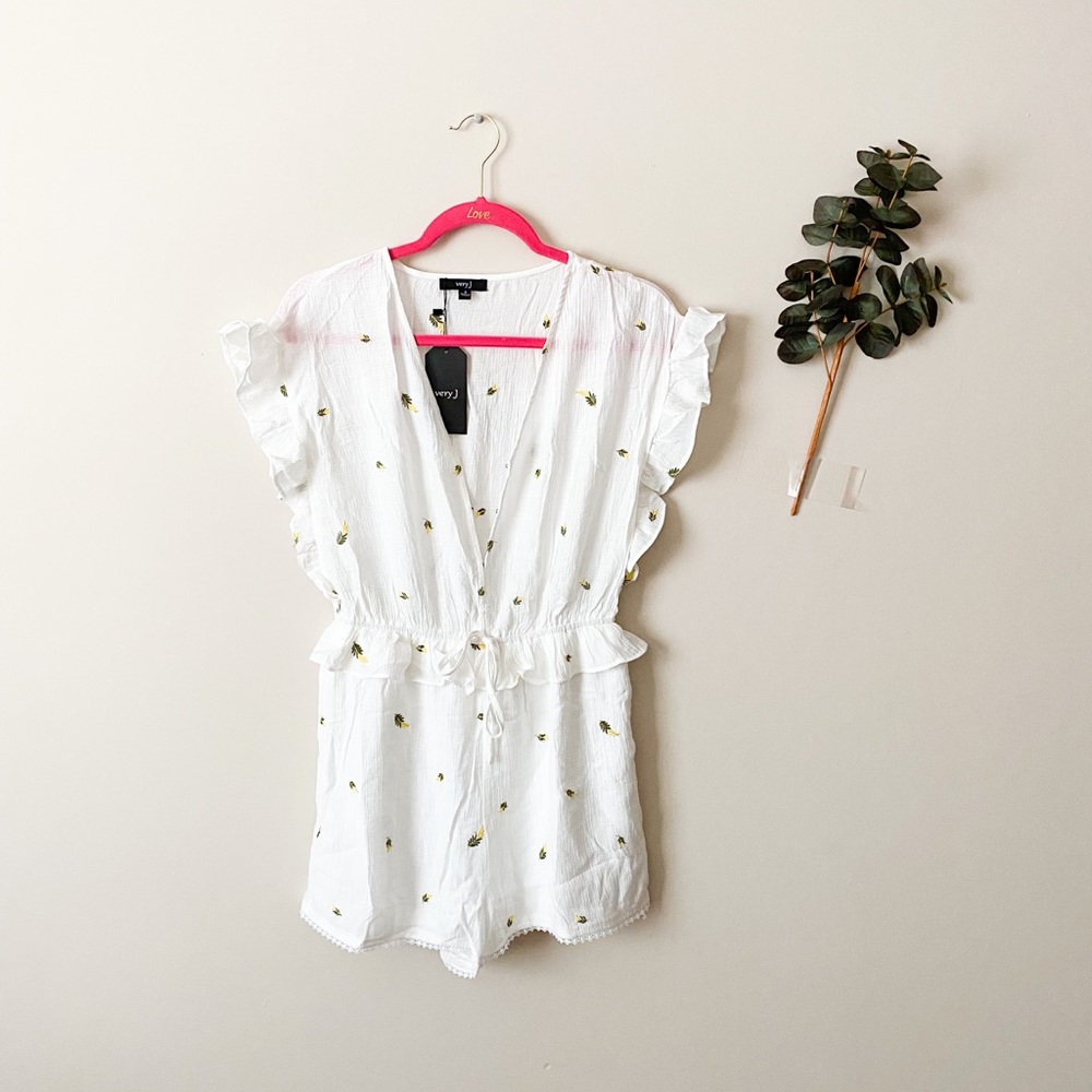 NWT Very J White Floral Romper Size Small